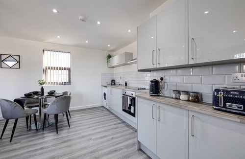 Offerton Apartment | Stylish 2 Bed in Stockport Centre - Balcony Access