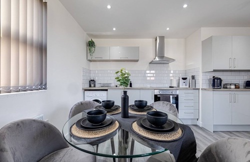 Offerton Apartment | Stylish 2 Bed in Stockport Centre - Balcony Access