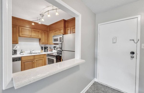 Crabtree Apartment | Stylish 2 Bed Suite—in Crabtree Valley Raleigh!