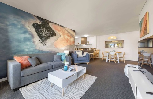 East Perth Apartment | Stylish 2-Bedroom Apartment in the Heart of Perth