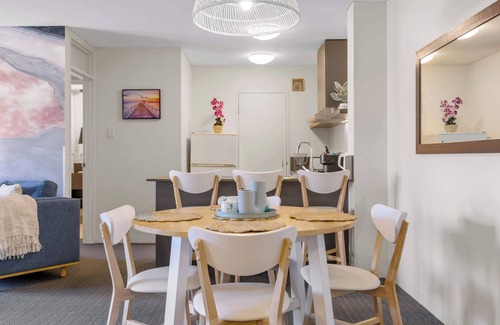 East Perth Apartment | Stylish 2-Bedroom Apartment in the Heart of Perth
