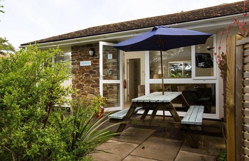 Mawgan Porth Cottage | Stylish 2 bedroom cottage sleeping 4 in North Cornwall with onsite facilities