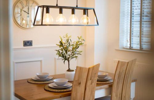 Bewdley House | Stylish 2 Bedroom Cottage With Hot Tub And Parking