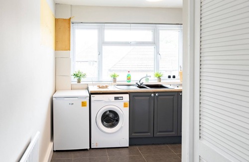 Warley Apartment | Stylish 2-Bedroom Flat in Great Warley – Sleeps 6 | Pass the Keys