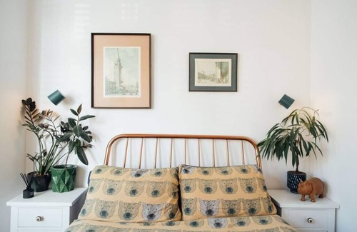 North Finchley Apartment | Stylish 2 Bedroom Flat w/Sauna