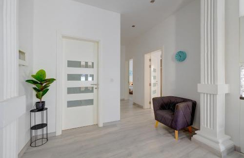 Tower Road Apartment | Stylish 2BR Apart, Steps Away from the Beach