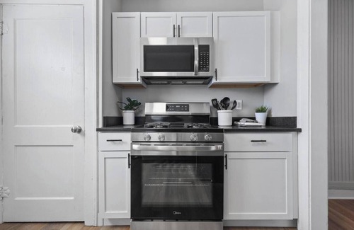Indianapolis House | Stylish - 2BR - Bates-Hendricks - Near Downtown