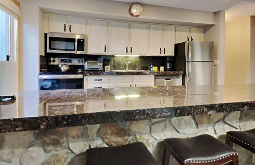 Peak 8 Condo | Stylish 2BR Home Near Skiing w/Hot Tub Access!