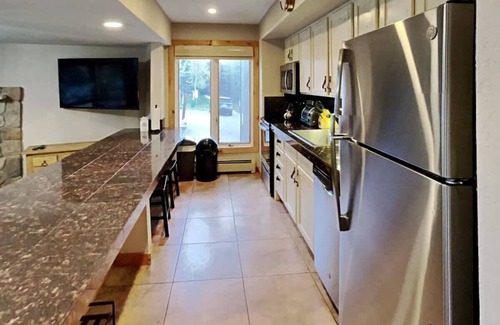 Peak 8 Condo | Stylish 2BR Home Near Skiing w/Hot Tub Access!