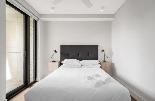 Bondi Beach Apartment | Stylish 2BR Top-Level Unit with Lift near Bondi Beach