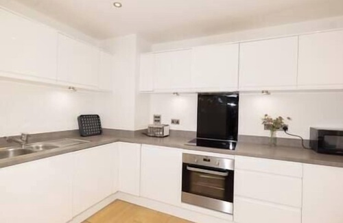 Lansbury Apartment | Stylish 3 Bed Apt Near Downtown & Free Parking