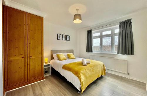Hainault House | Stylish 3 Bed Chigwell Home with Free Parking