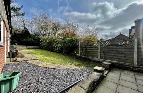 Hainault House | Stylish 3 Bed Chigwell Home with Free Parking