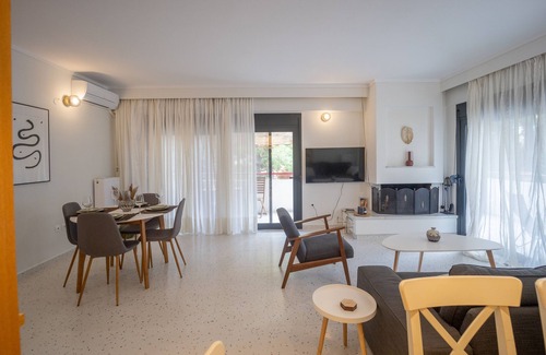 Kalamaria Apartment | Stylish 3-Bed Flat in Kalamaria, Thessaloniki