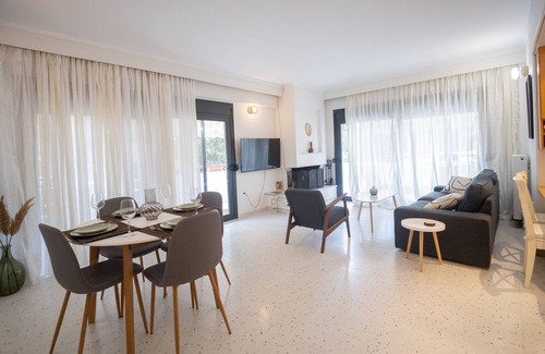 Kalamaria Apartment | Stylish 3-Bed Flat in Kalamaria, Thessaloniki