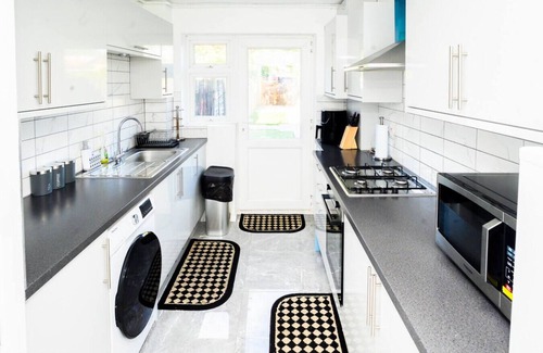 Abbey Wood House | Stylish 3-bed house with garden, off-street parking & fast London access
