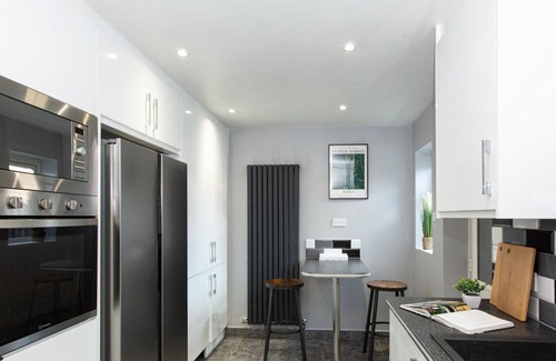 Bramcote House | Stylish 3 Bed Home | Driveway Parking and Wi-Fi