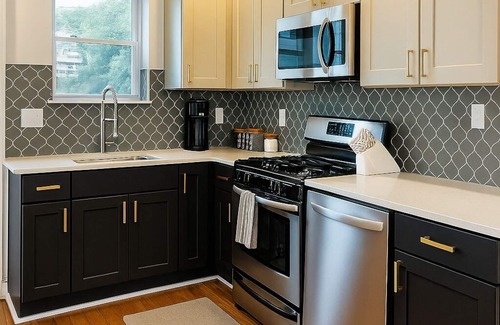 Point Breeze House | Stylish 3 Bed Near Center City I Exposed Brick+Art