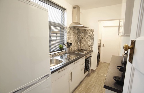 Melton Mowbray House | Stylish 3 Bedroom Family House with Parking