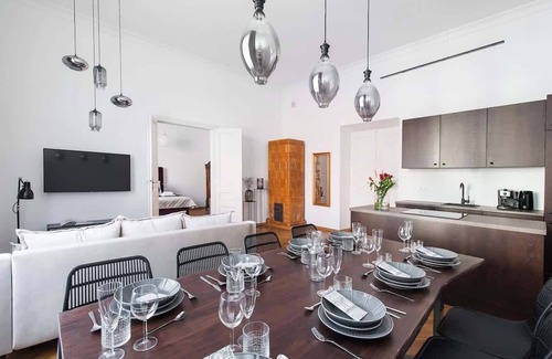 Stare Miasto Apartment | Stylish 3-Bedroom Apartment