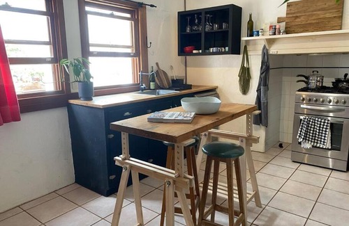Upper Wakefield House | Stylish 3-bedroom cottage set amongst the vines