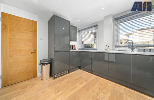 Glenrothes House | Stylish 3 Bedroom Home+Garden