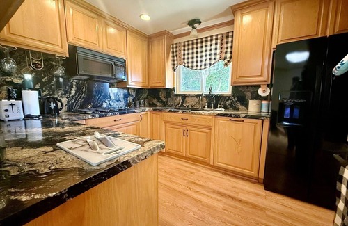 Southeast Anaheim House | Stylish 3-bedroom house with backyard & BBQ near Disneyland