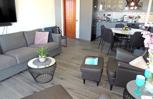 Plaka Villa | Stylish 3 bedroom villa, private pool, sea views, walk to tavernas and beach.