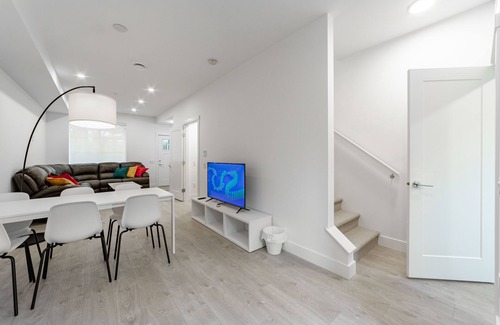 Seafair House | Stylish 3 Bedrooms Townhouse Perfect for Family's Trip