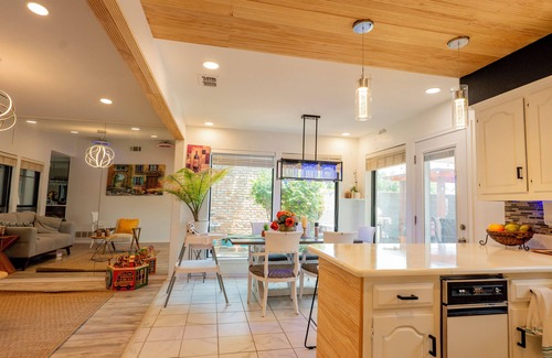 Buckingham House | Stylish 3BR/2B 2patios/game-room/WFH/Piano/Bar UTD/Galleria Kids/Groups/Fam
