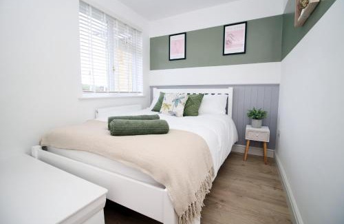 Newton St Loe House | Stylish 3BR Bath Home, Sleeps 5, Driveway Parking, Families and Contractors