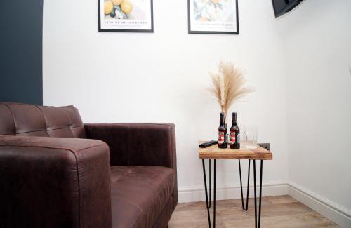 Newton St Loe House | Stylish 3BR Bath Home, Sleeps 5, Driveway Parking, Families and Contractors