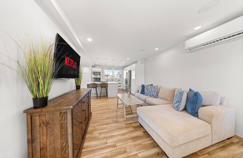 Oranjestad-West Condo | Stylish 3BR Condo, 1 Min to Eagle Beach, Pool, Gym, BBQ & Mini Market 1 Min Away