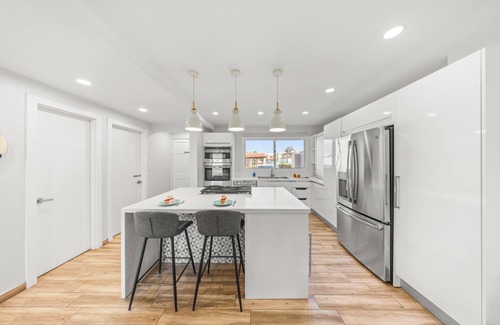 Oranjestad-West Condo | Stylish 3BR Condo, 1 Min to Eagle Beach, Pool, Gym, BBQ & Mini Market 1 Min Away