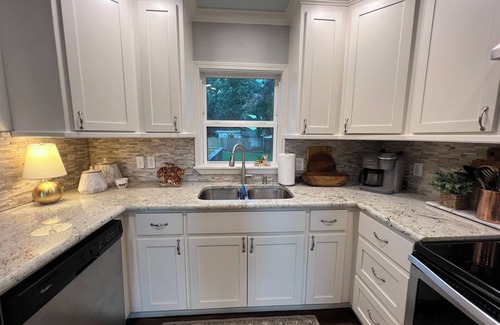 Monroe House | Stylish 3BR in Garden District near parks, river views, Neville High, and ULM.