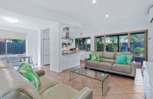 Bulimba Apartment | Stylish 3BR Townhouse CampHill + Wi-Fi, Parking