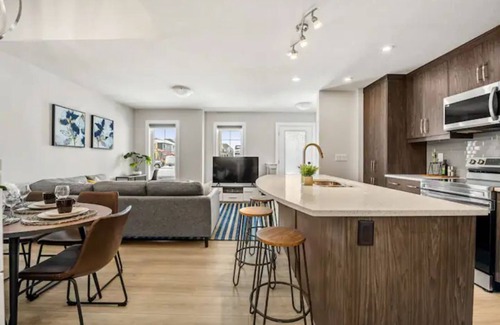 Calgary House | Stylish 3BR Townhouse by Airport~10% off on weekly & 15% off on Monthly stays!