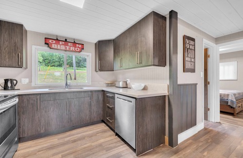 Centre Hastings Cottage | Stylish 3BR Waterfront Cottage with Large Docknn