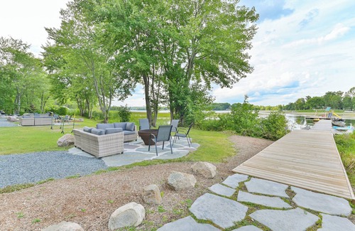Centre Hastings Cottage | Stylish 3BR Waterfront Cottage with Large Docknn
