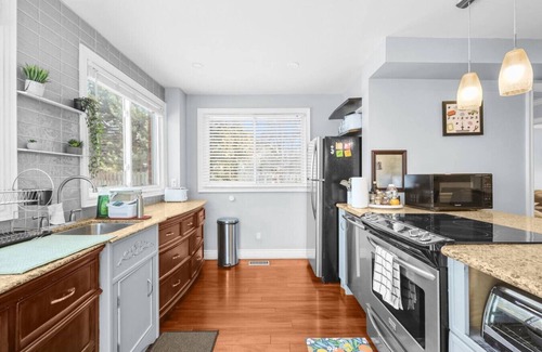 Whitby House | Stylish 3BR Whitby Home in Prime Location