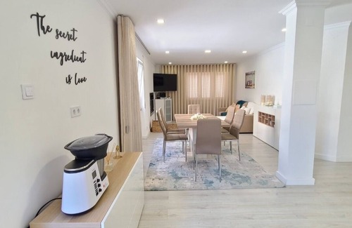 Paco De Arcos Apartment | Stylish 4 bedroom - 10 min walk to the beach