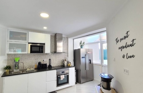 Paco De Arcos Apartment | Stylish 4 bedroom - 10 min walk to the beach
