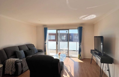Coombs House | Stylish 4 bedroom 3 bathroom lakeside townhouse
