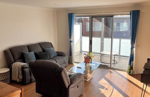 Coombs House | Stylish 4 bedroom 3 bathroom lakeside townhouse