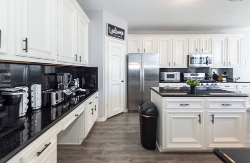 Barker House | Stylish 7-BR w Pool & Spa 20 Mins Downtown