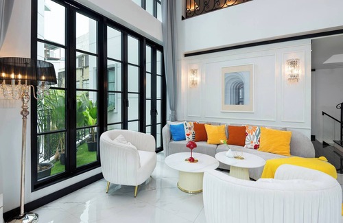 Phra Khanong Nuea Villa | Stylish 7beds Poolhouse With Cinema & Lift - 2min to BTS