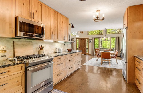 Avery Creek House | Stylish A-Frame⛰️ Fire Pit + Pet-Friendly & Biltmore Pass | 20min to AVL
