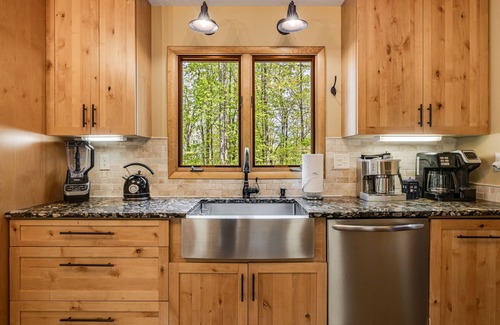 Avery Creek House | Stylish A-Frame⛰️ Fire Pit + Pet-Friendly & Biltmore Pass | 20min to AVL