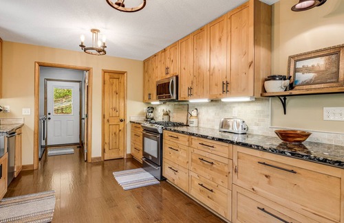 Avery Creek House | Stylish A-Frame⛰️ Fire Pit + Pet-Friendly & Biltmore Pass | 20min to AVL