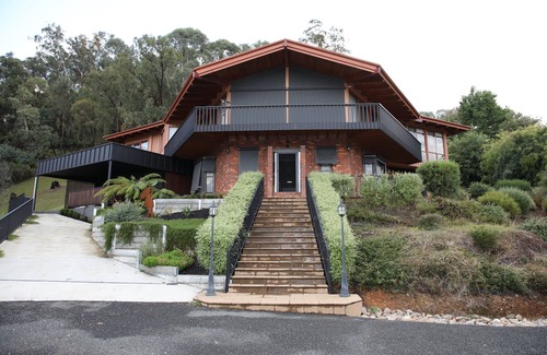 Tawonga South Apartment | Stylish Accomodation, breathtaking views, abundance of wildlife, waiting for you